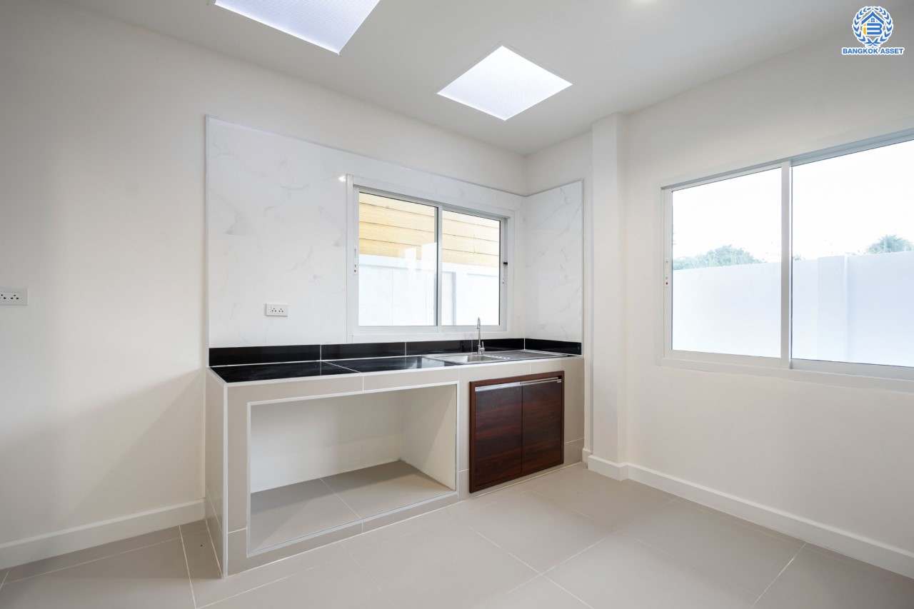 บ้านมือสองตกแต่งใหม่ ม.ลานทอง ติวานนท์-ปากเกร็ด เนื้อที่ 46 ตร.ว. ฟังก์ชัน 2 ห้องนอน 2 ห้องน้ำ จอดรถได้ 2 คัน บนทำเลทองเดินทางสะดวกติด ถ.ติวานนท์ ใกล้ห้าแยกปากเกร็ด เมืองทองธานี ทางด่วน, เซ็นทรัลแจ้งวัฒนะ และรถไฟฟ้าสายสีชมพู (สายอนาคต) "สถานีปากเกร็ด"